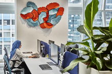 顛覆傳統(tǒng) 大膽配色與創(chuàng)新設(shè)計(jì)如何重塑律師事務(wù)所廣告形象